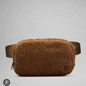 Lululemon  Everywhere  Belt Bag-sherpa